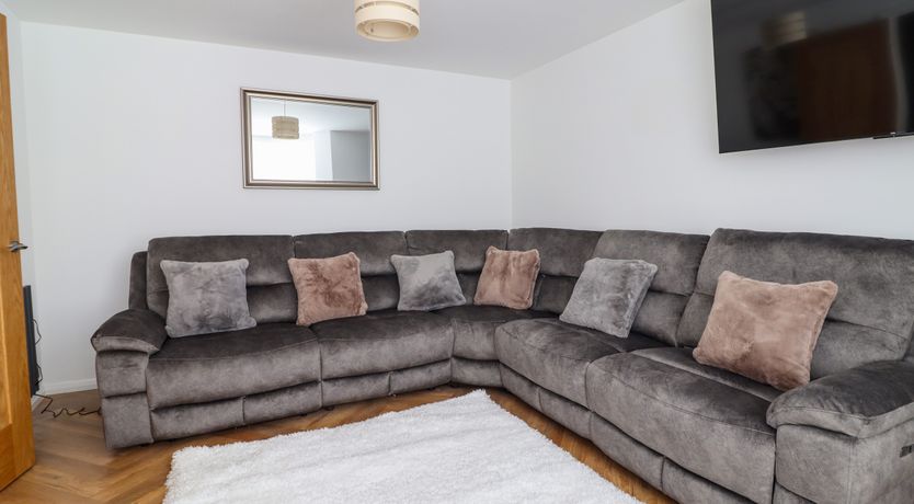 Photo of 2 Ty Newydd