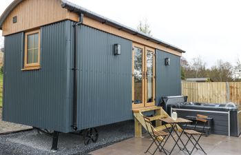 Dam View Shepherds Hut Holiday Home