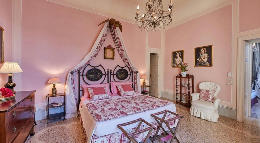 Photo of Como's Jewel