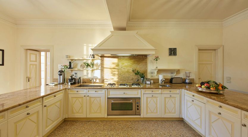 Photo of Como's Jewel