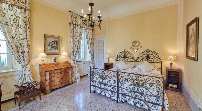 Photo of Como's Jewel