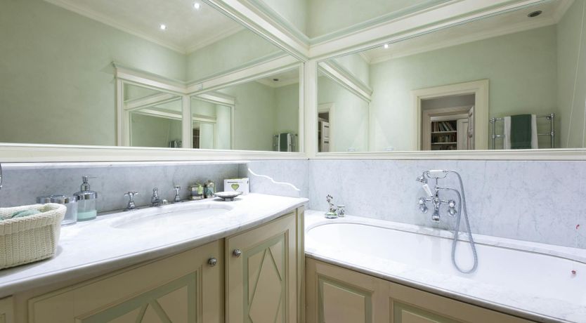 Photo of Como's Jewel