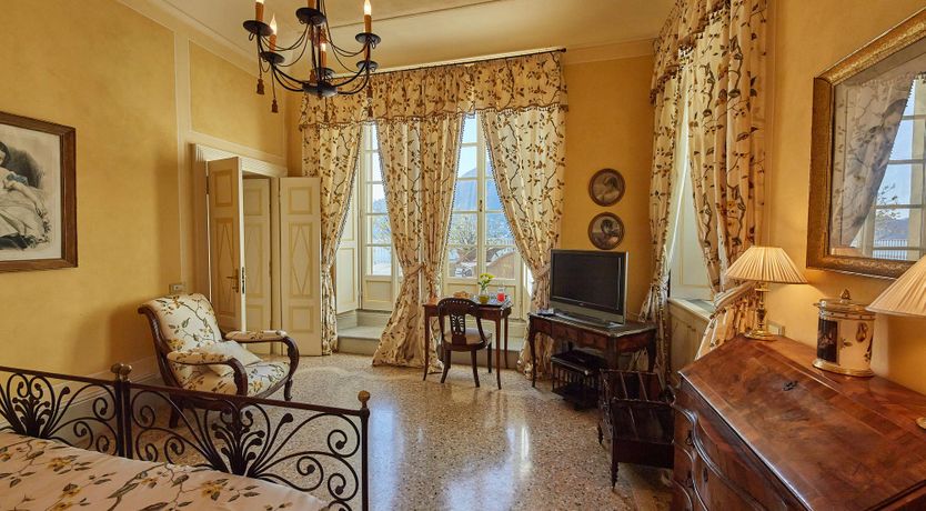 Photo of Como's Jewel