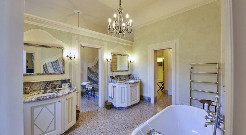 Photo of Como's Jewel