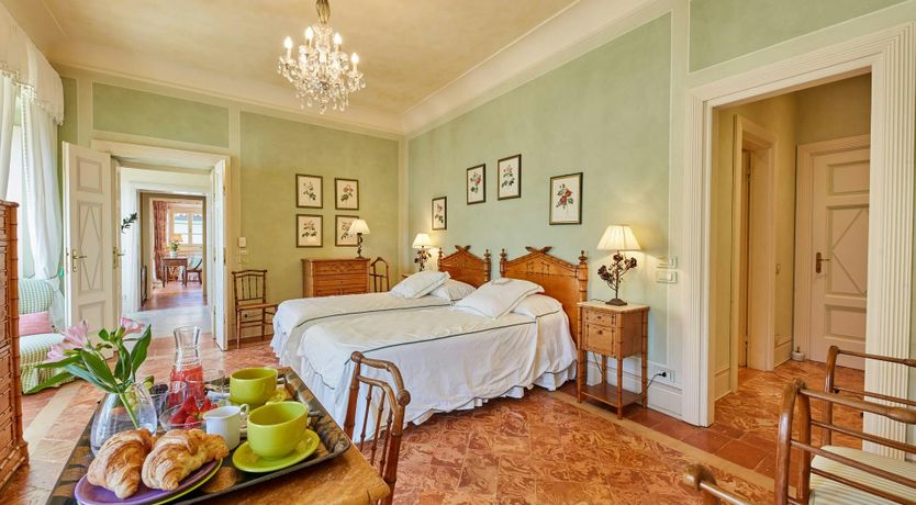 Photo of Como's Jewel