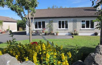 Cottages in Barna, Hot tub Holiday Home