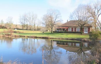 Maison du Lac Holiday Home