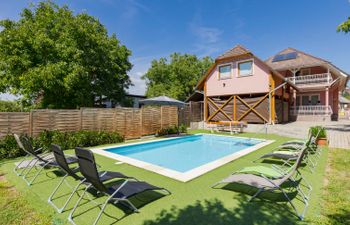 Zsuzsi Holiday Home
