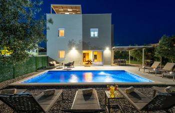 Roko Holiday Home