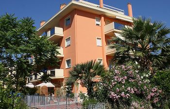 Azzurra Holiday Home