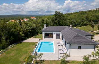 Villa Riki Holiday Home