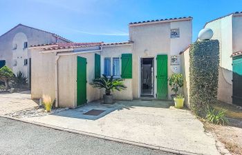 Les Conches Holiday Home
