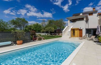 Villa Lora Holiday Home
