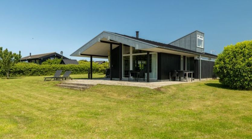 Photo of "Erlinda" - 600m from the sea