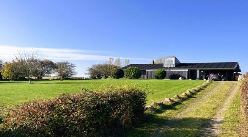 Photo of "Erlinda" - 600m from the sea