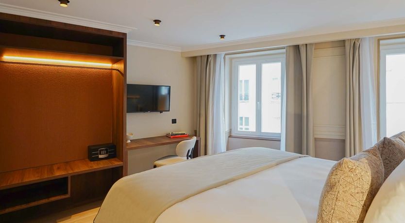 Photo of Queen of the Moment