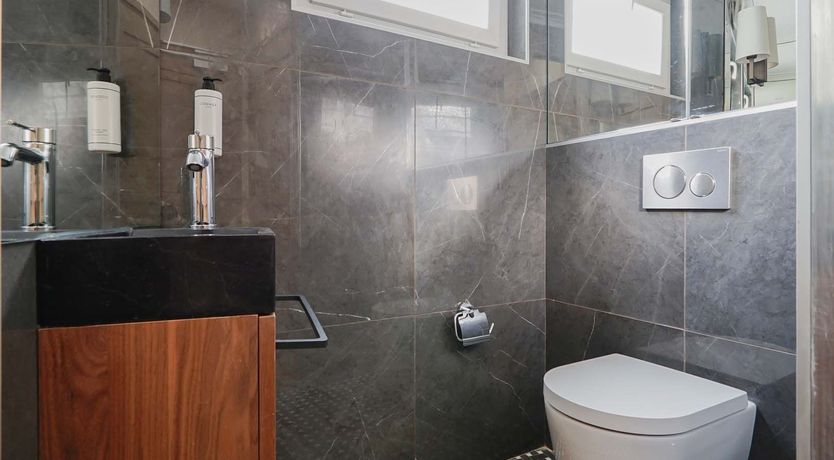 Photo of Queen of the Moment