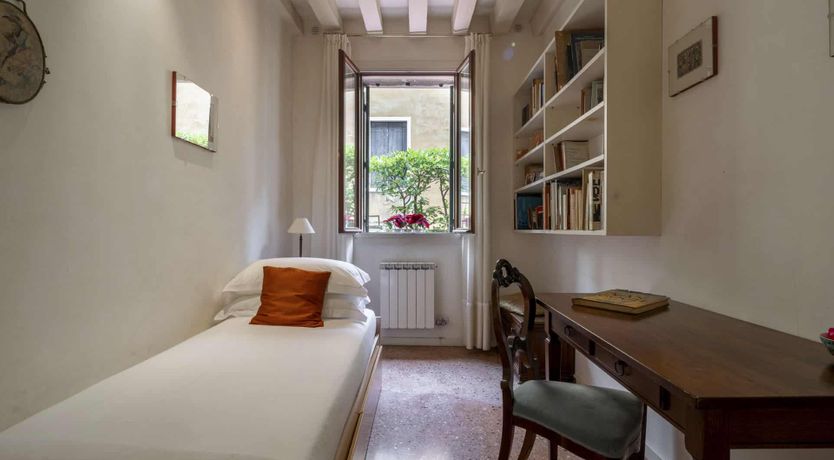 Photo of Arose at Dawn