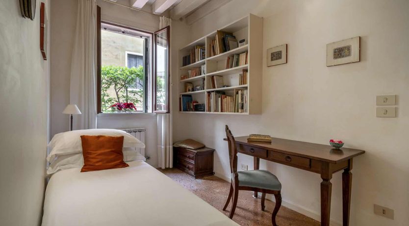 Photo of Arose at Dawn