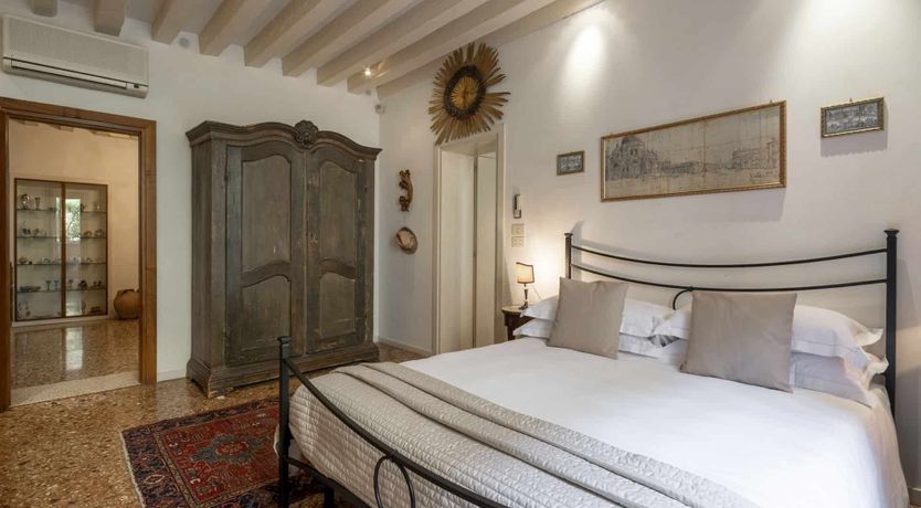 Photo of Arose at Dawn