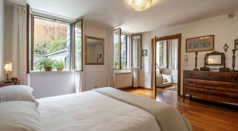 Photo of Arose at Dawn