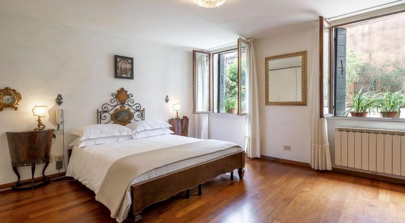 Photo of Arose at Dawn