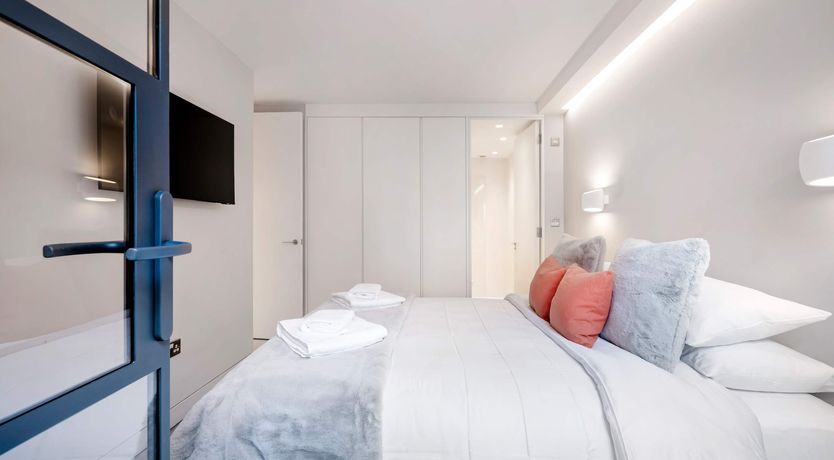 Photo of Rose & Vine