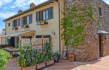 Bougainvillea & Pine Holiday Home