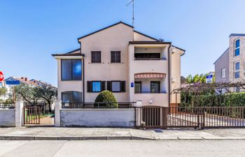 Zoki 1 Holiday Home