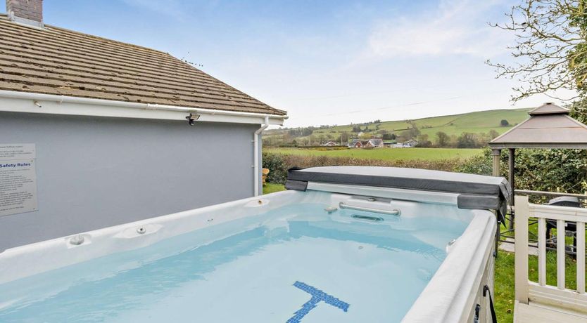 Photo of 5 Bed in Bow Street