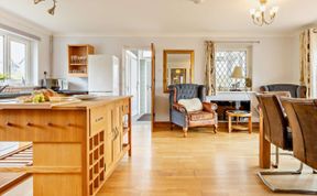 Photo of 5 Bed in Bow Street