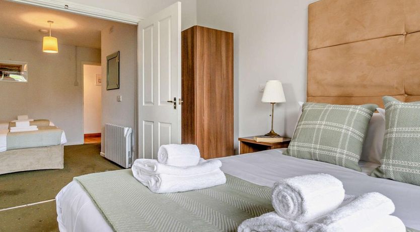 Photo of 5 Bed in Bow Street