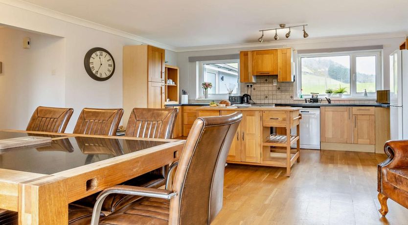 Photo of 5 Bed in Bow Street