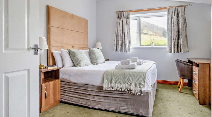 Photo of 5 Bed in Bow Street