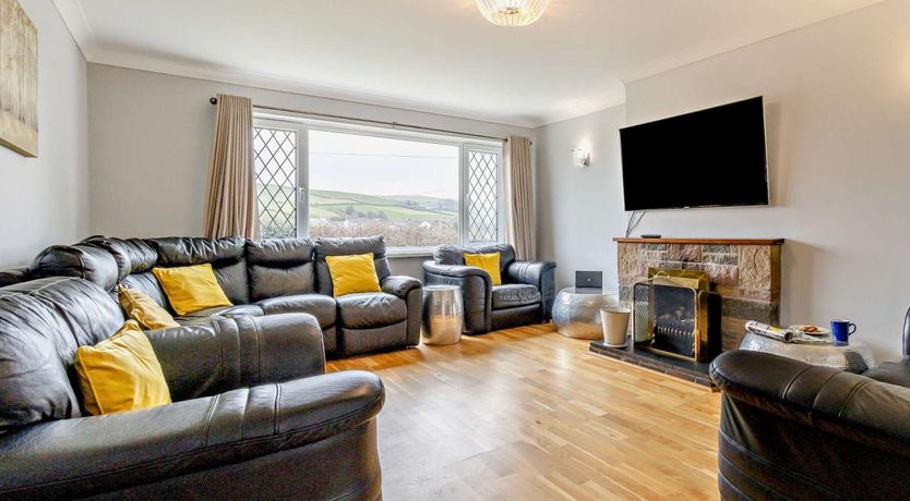 Photo of 5 Bed in Bow Street