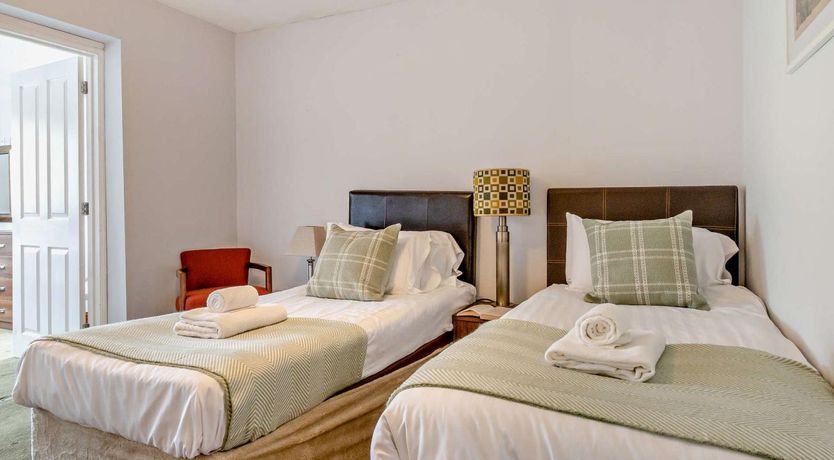 Photo of 5 Bed in Bow Street