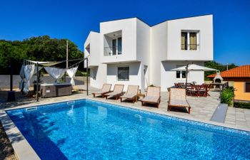 Karin Holiday Home