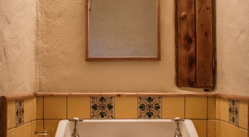 Photo of Historical Thatch Cottage 