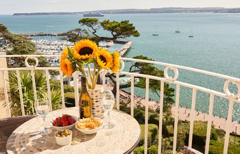 Bayfort Sea Studio - cosy, terrace, sea views Holiday Home