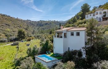 Iris Holiday Home