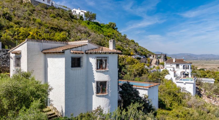 Photo of Los Delfines