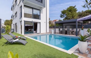 Giny Holiday Home