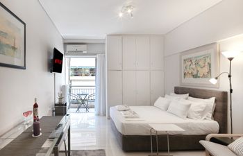 Bright Spacious Studio at a Strategic Location!  Holiday Home