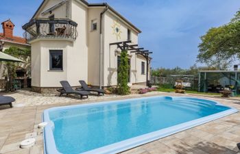 Acquila Holiday Home