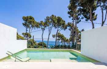 Ona Holiday Home