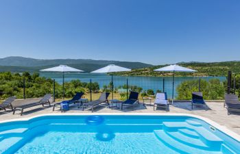 Escape on lake Holiday Home