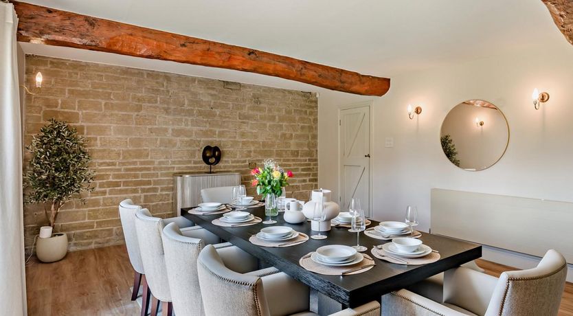 Photo of 5 Bed in Halifax