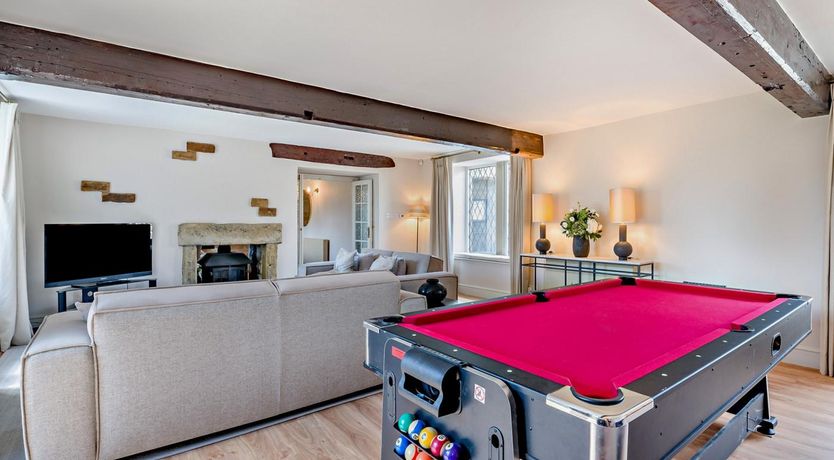 Photo of 5 Bed in Halifax