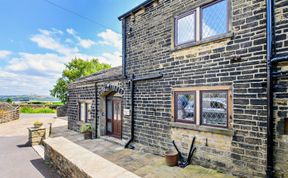 Photo of 5 Bed in Halifax