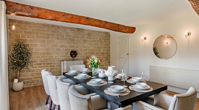 Photo of 5 Bed in Halifax